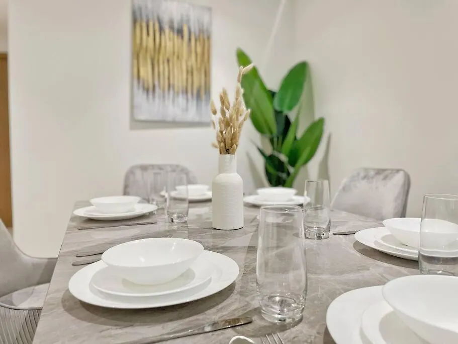 Downtown, Burj Khalifa Views, Dubai Mall Connected Apartment